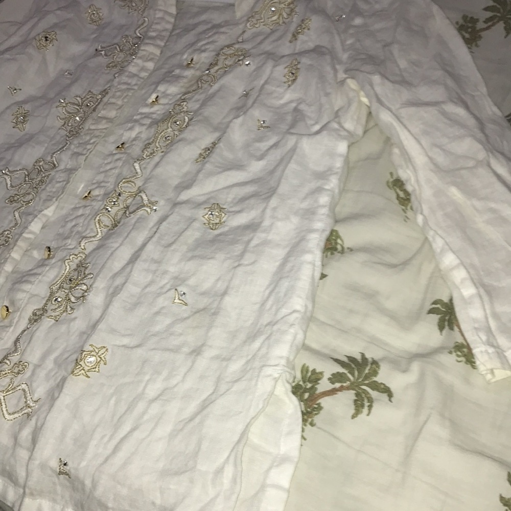 ✨(5 for $20)JM Collection Gold White Buttoned Detailed Top✨ - Picture 6 of 7